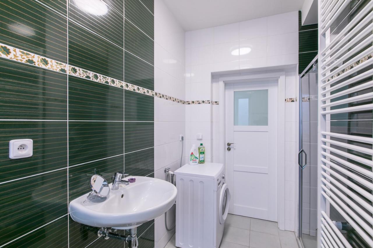 Cozy Apartment In Quiet Courtyard Near Charles Bridge ปราก ภายนอก รูปภาพ